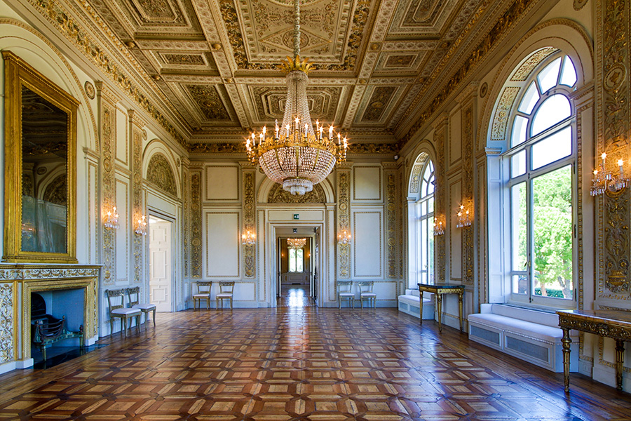 fancy gold colored room in an Italian villa