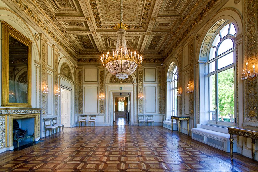 fancy gold colored room in an Italian villa