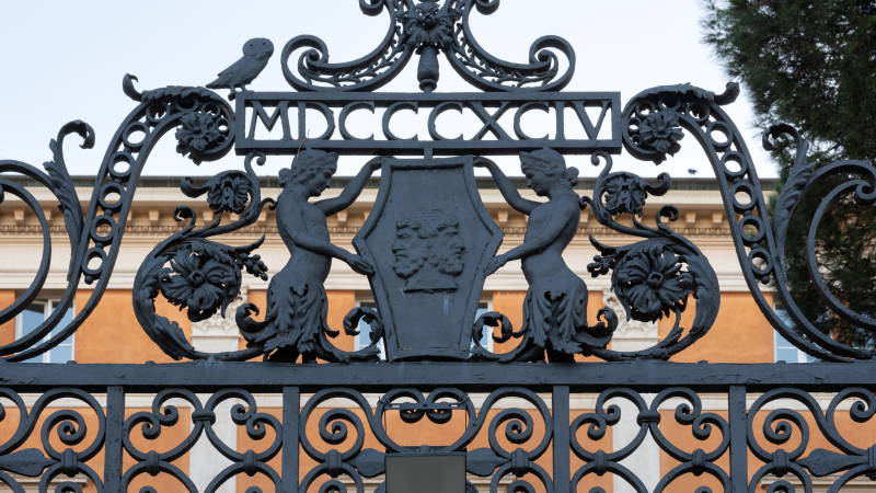 Janus figure at the gate of the McKim, Mead and White Building. Photo by Daniele Molajoli.