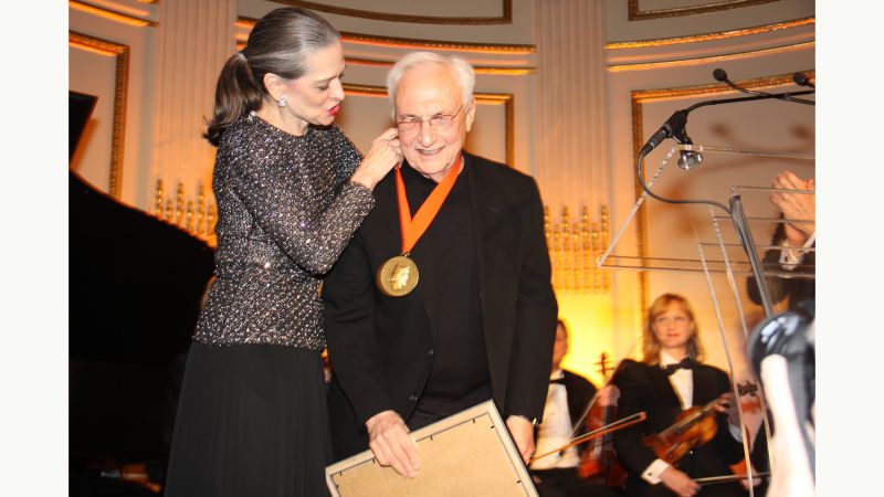 Adele Chatfield-Taylor giving the Centennial Medal to Frank Gehry at the 2011 New York Gala. Photo: Sylvain Gaboury/Patrick McMullan.