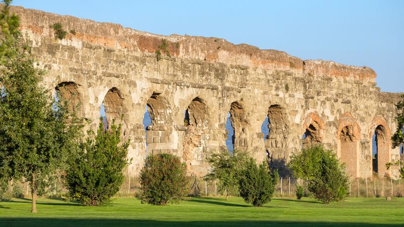 Animated gift comprising two color photos: one of the Great Wall of China snaking down and up a green mountainside; the other of the ruins of an aqueduct in Rome, with trees and grass in the foreground, on a sunny day